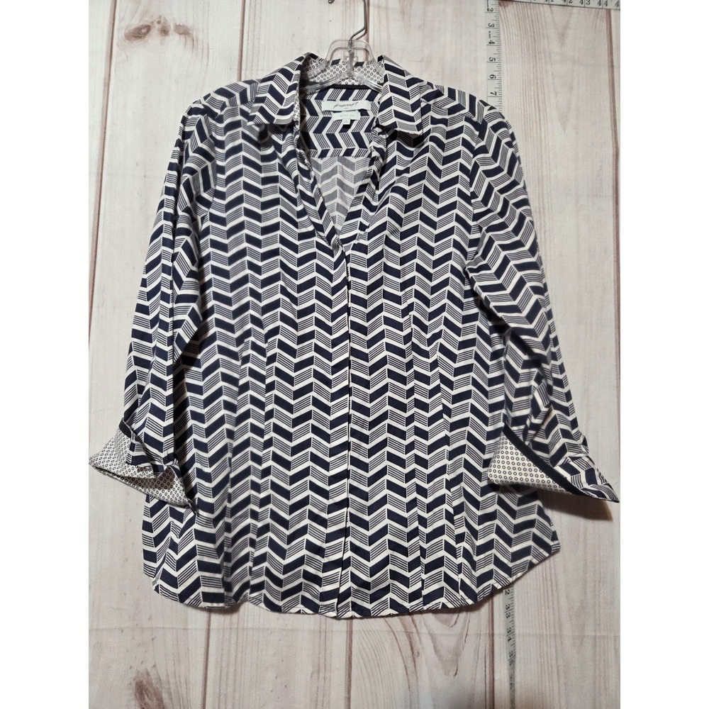 Foxcroft Wrinkle Free Blue White Chevron Print Fitted Button Down Shirt Size 8